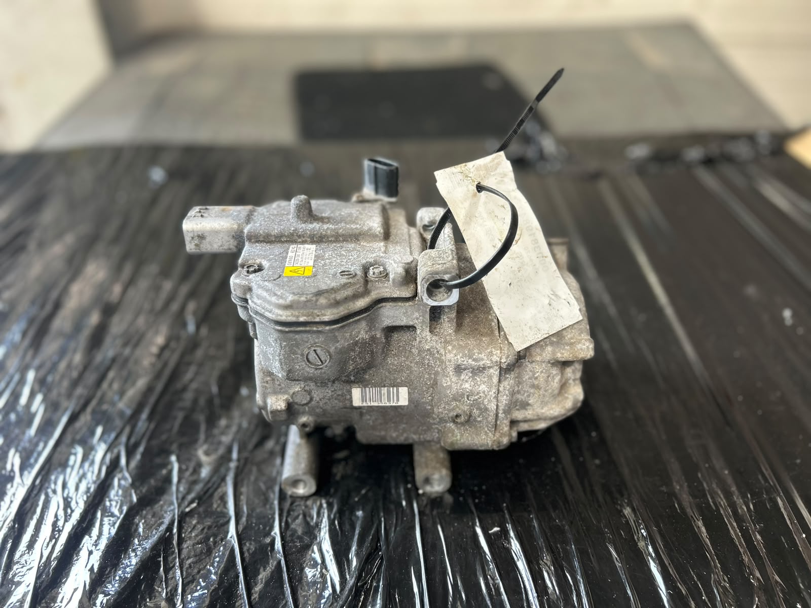 COMPRESOR CLIMA TOYOTA YARIS 1.5HYBRID - AN 2016 - COD OEM : 042200-1350