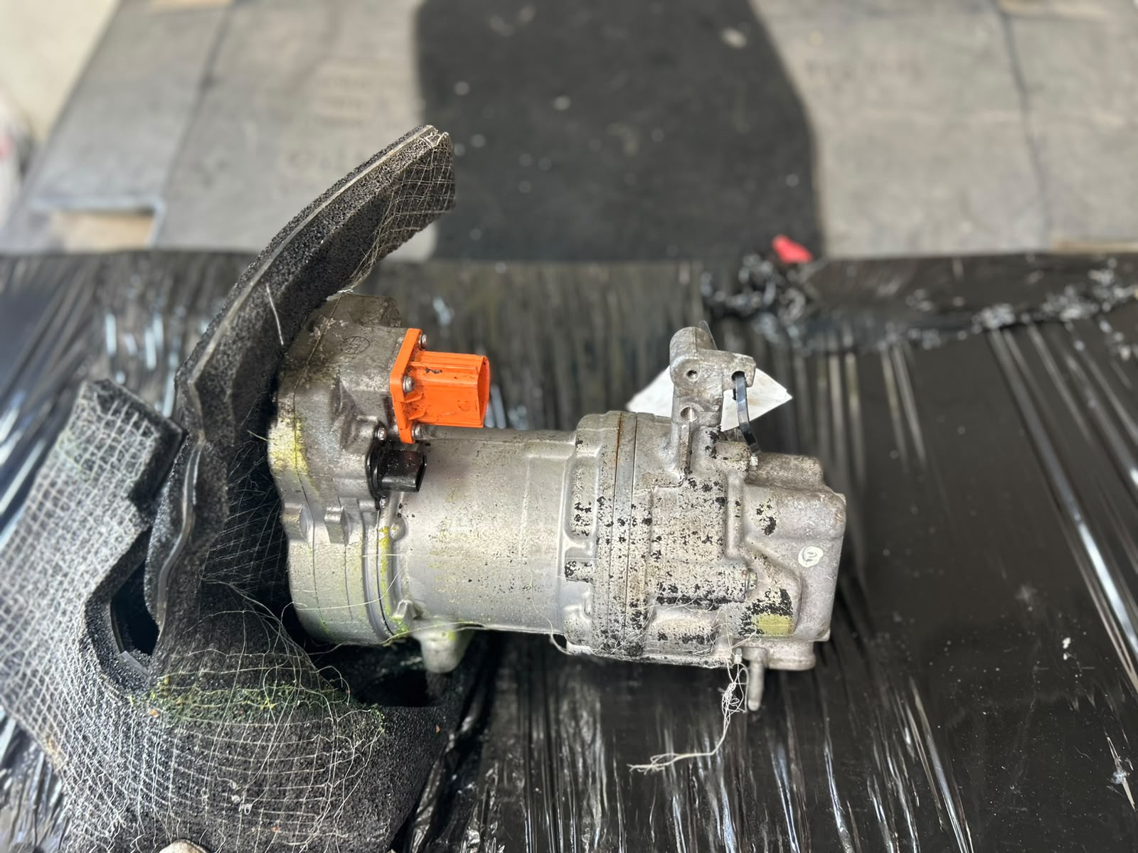 COMPRESOR CLIMA TESLA MODEL Y - AN 2020 - COD OEM : 1501256-00-I - imagine 2