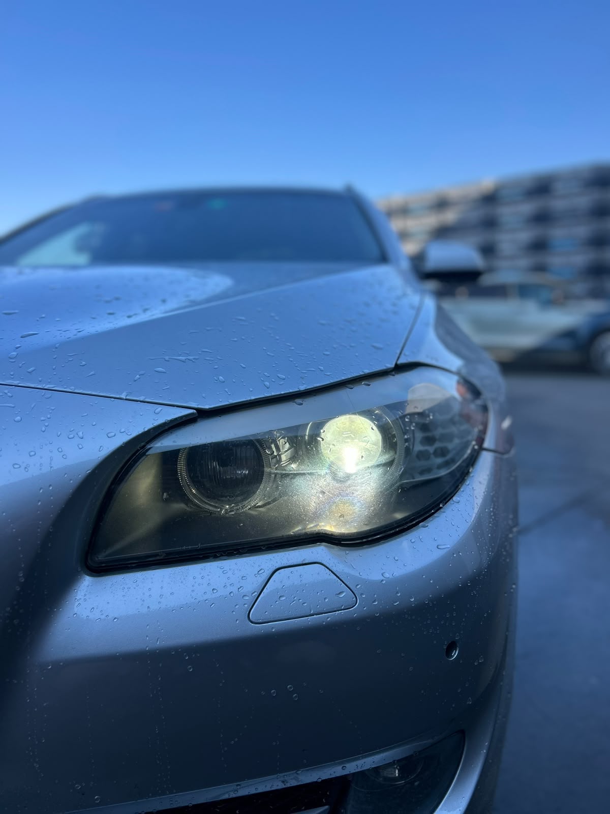 Far Bi-Xenon Adaptiv Stanga/Dreapta BMW Seria 5 (F11) - AN 2011